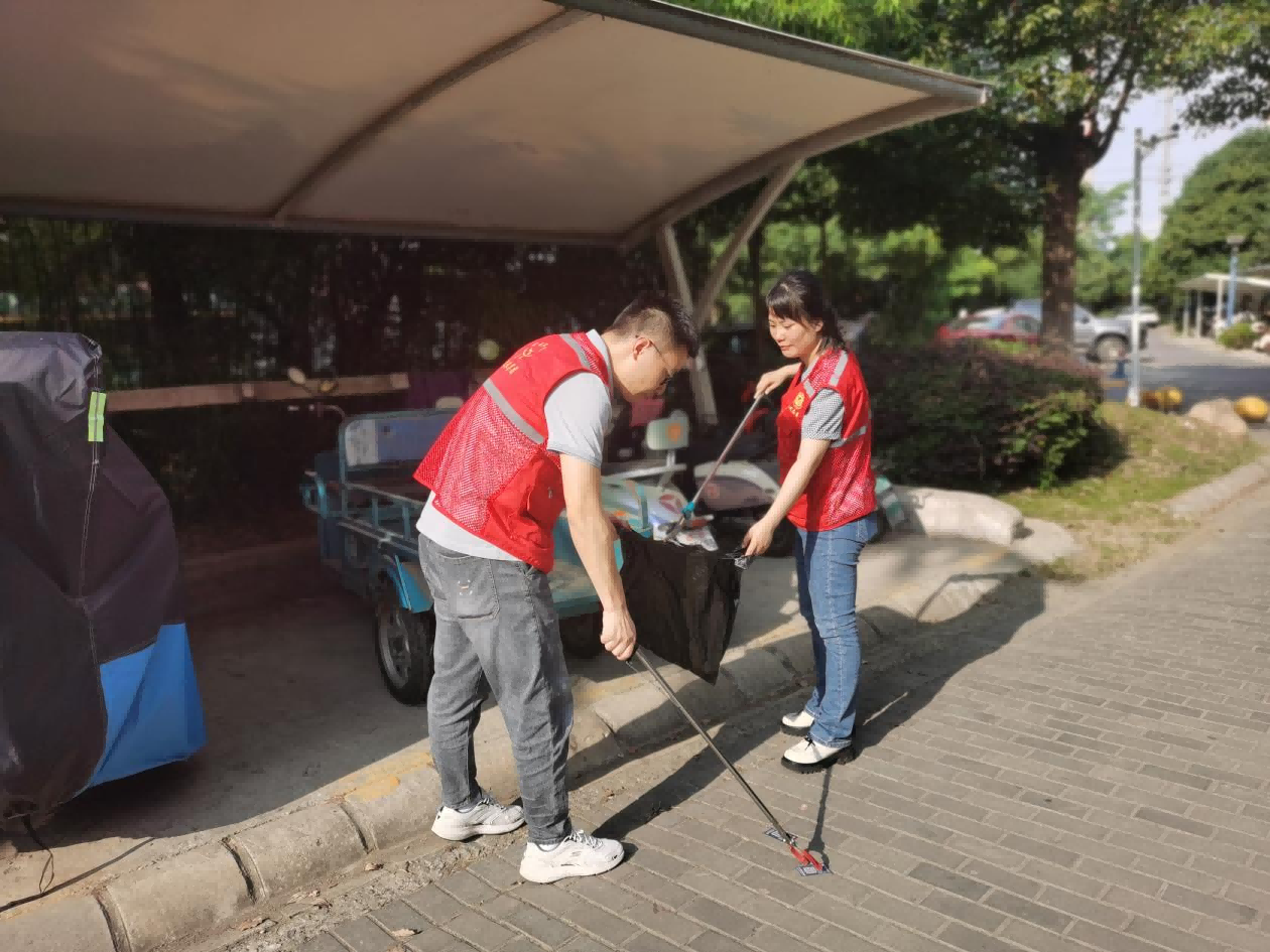 市文旅集團常態(tài)化開展“周五一小時 扮靚我的家”文明實踐活動