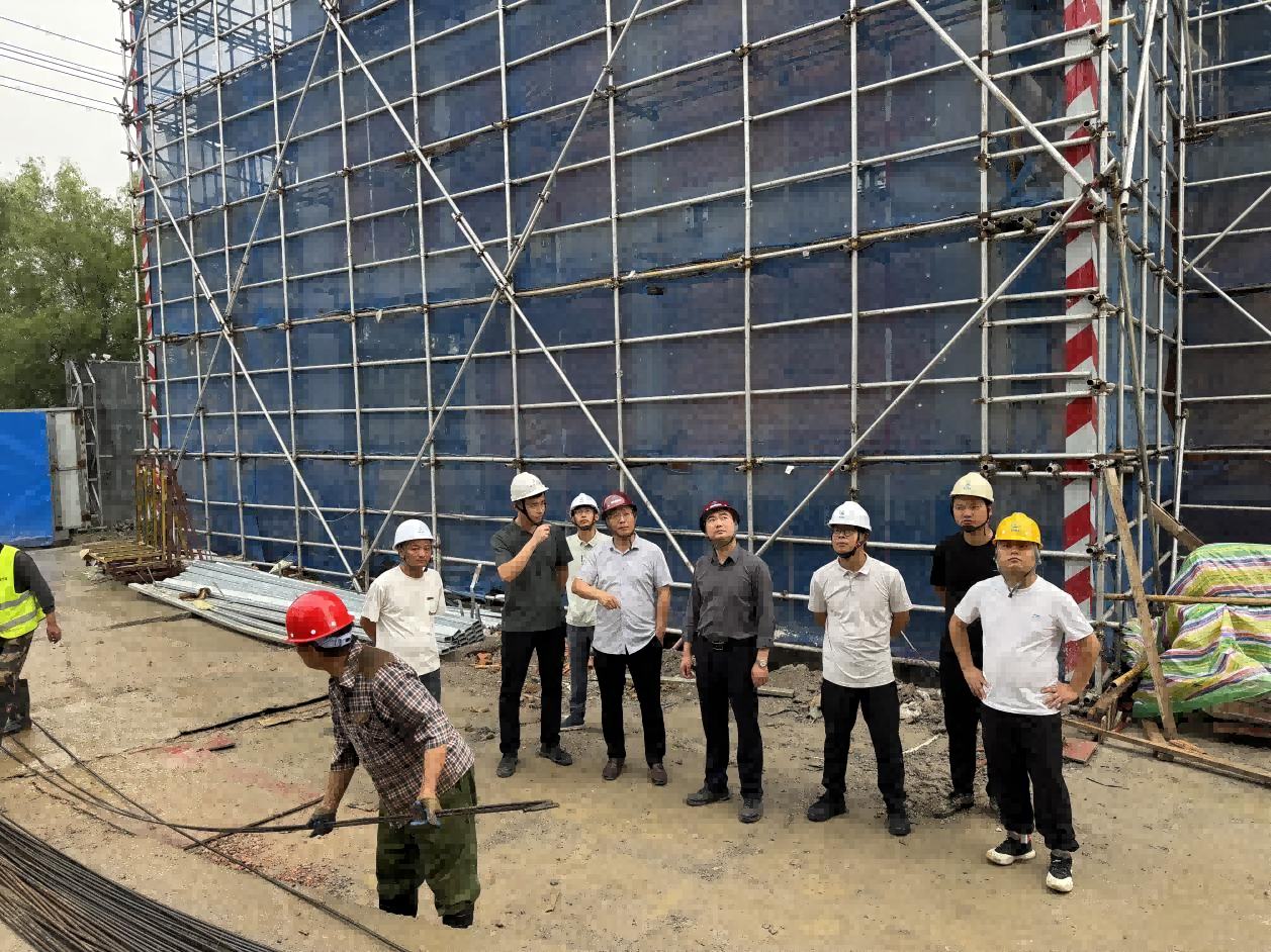 市文旅集團黨委委員、副總經(jīng)理李玉飛帶隊調(diào)度集團重點項目